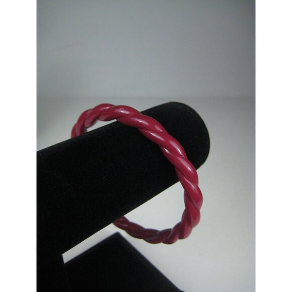 Vintage Red Twisted Lucite Bangle Bracelet 8 inch Diameter - Picture 6 of 6